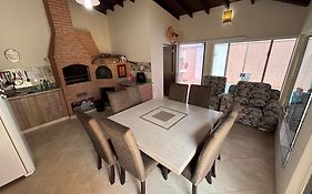 Casa com piscina em condomínio